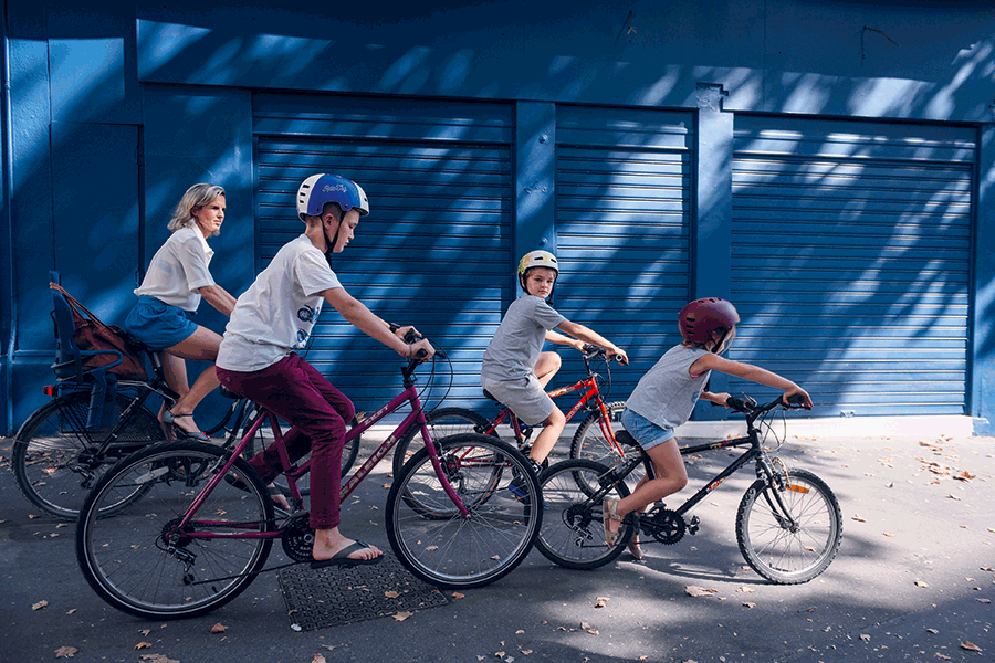 Une famille à vélo dans Lyon