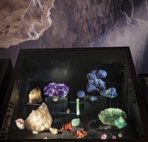 Minéraux, vue de l'exposition Les Secrets de la Terre au musée des Confluences