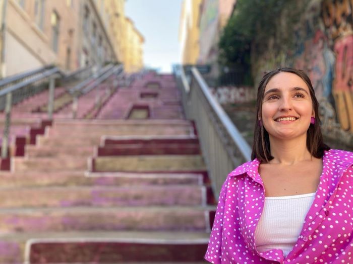Alice Laurent devant des escaliers dans les pentes de la croix rousse à lyon