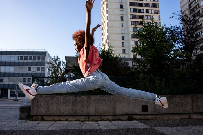 Oumy Bruni Garrel en saut de danseuse dans une cité dans le film Neneh Superstar