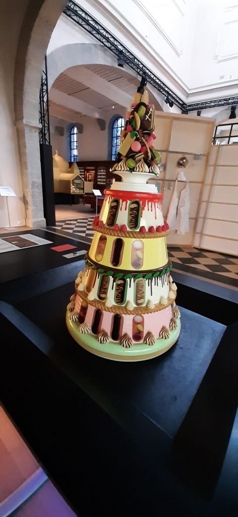 Jouet gâteau en pièce montée posée sur une table de la cité de la gastronomie à Lyon