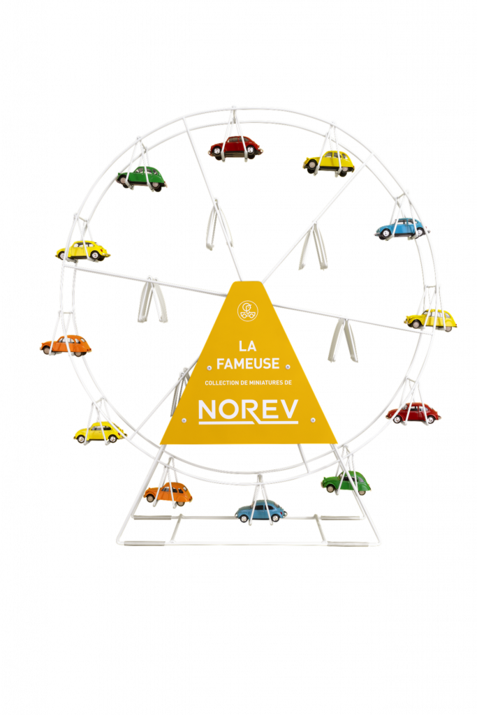 manège à voitures multicolores de la marque Norev