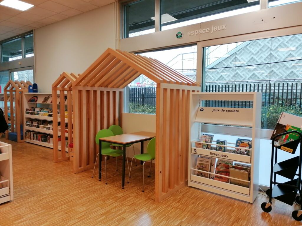 cabane en bois de l'espace jeux de la bibliothèque jeunesse de la Part Dieu