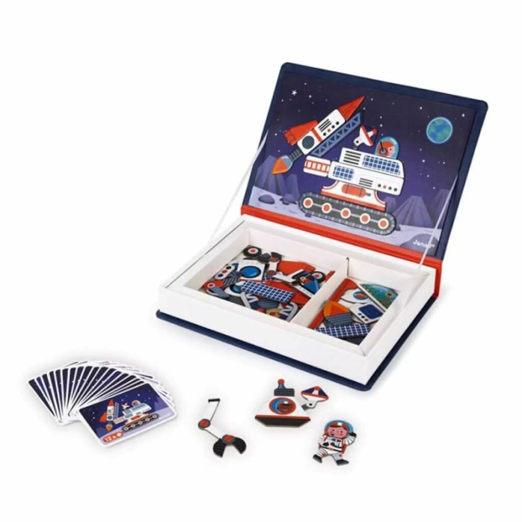 boîte ouverte contenant des magnets et des cartes sur le thème de l'espace