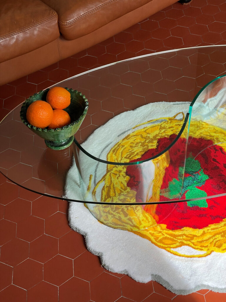 tapis au motif spaghetti sous une table en verre