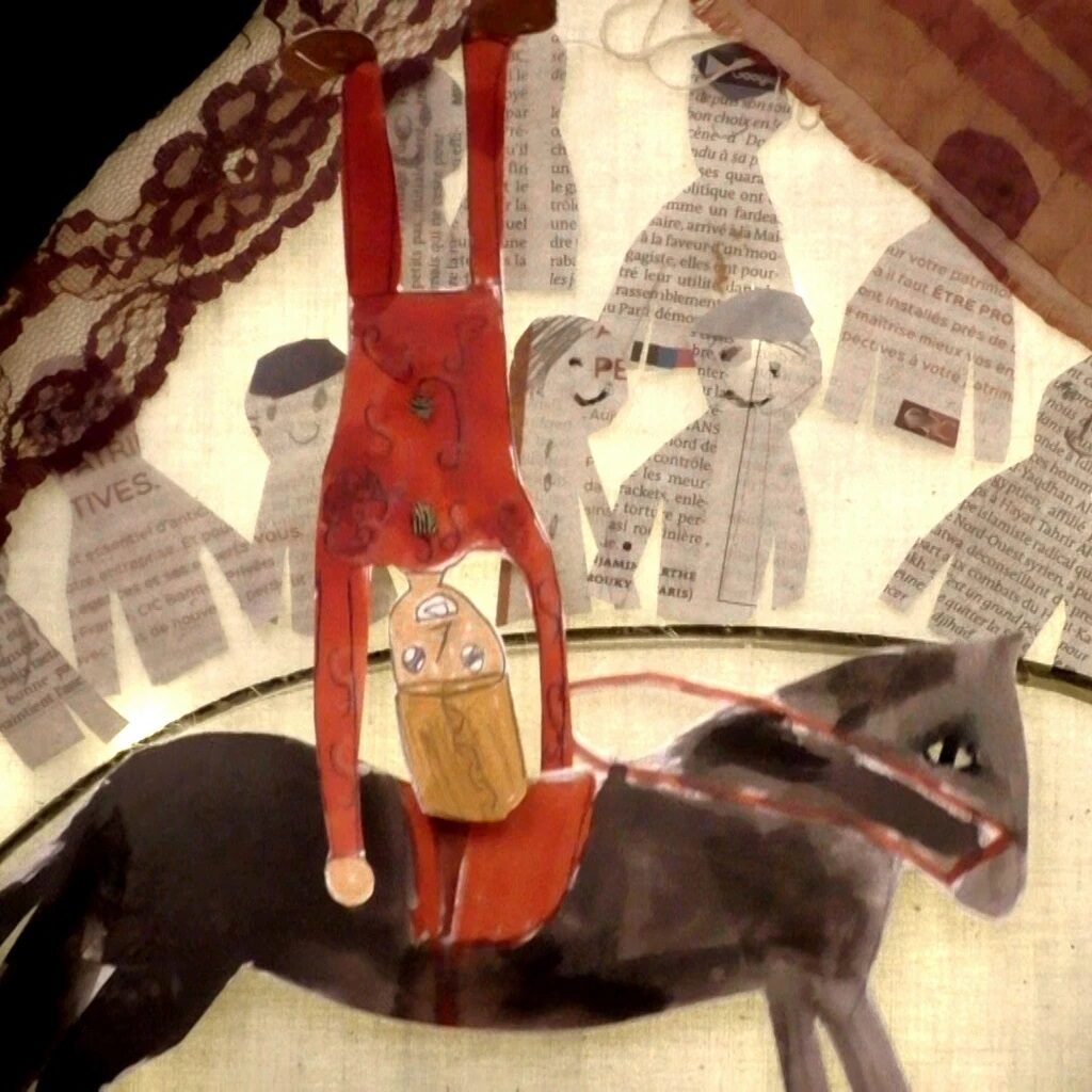 un collage en papier d'un bonhomme tête en bas et d'un cheval devant une foule de personnages