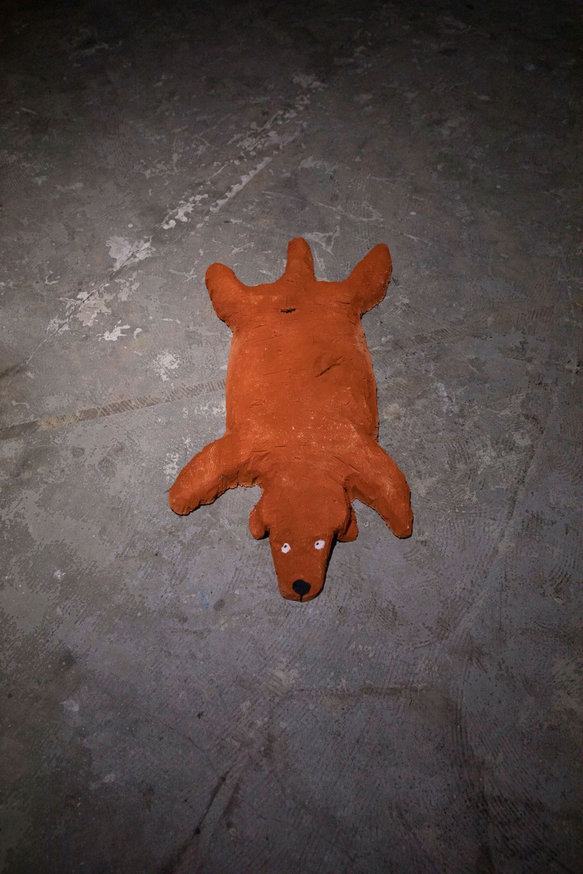 sculpture de chien aplati par Nicolas Jullien à la galerie Slika