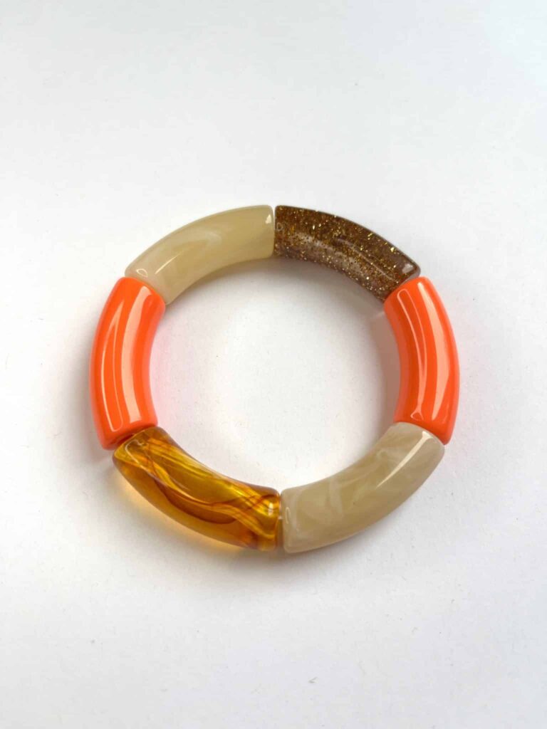 Bracelet en perles longues acryliques de couleur beige, orange et écaille