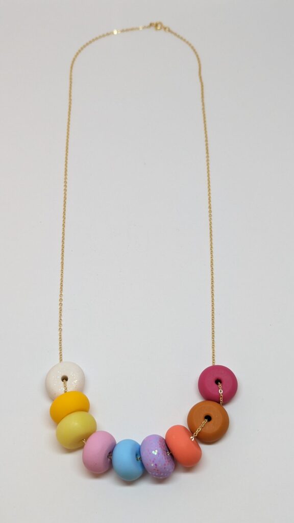 Collier chaine en laiton et  grosses perles colorées en pate polymère