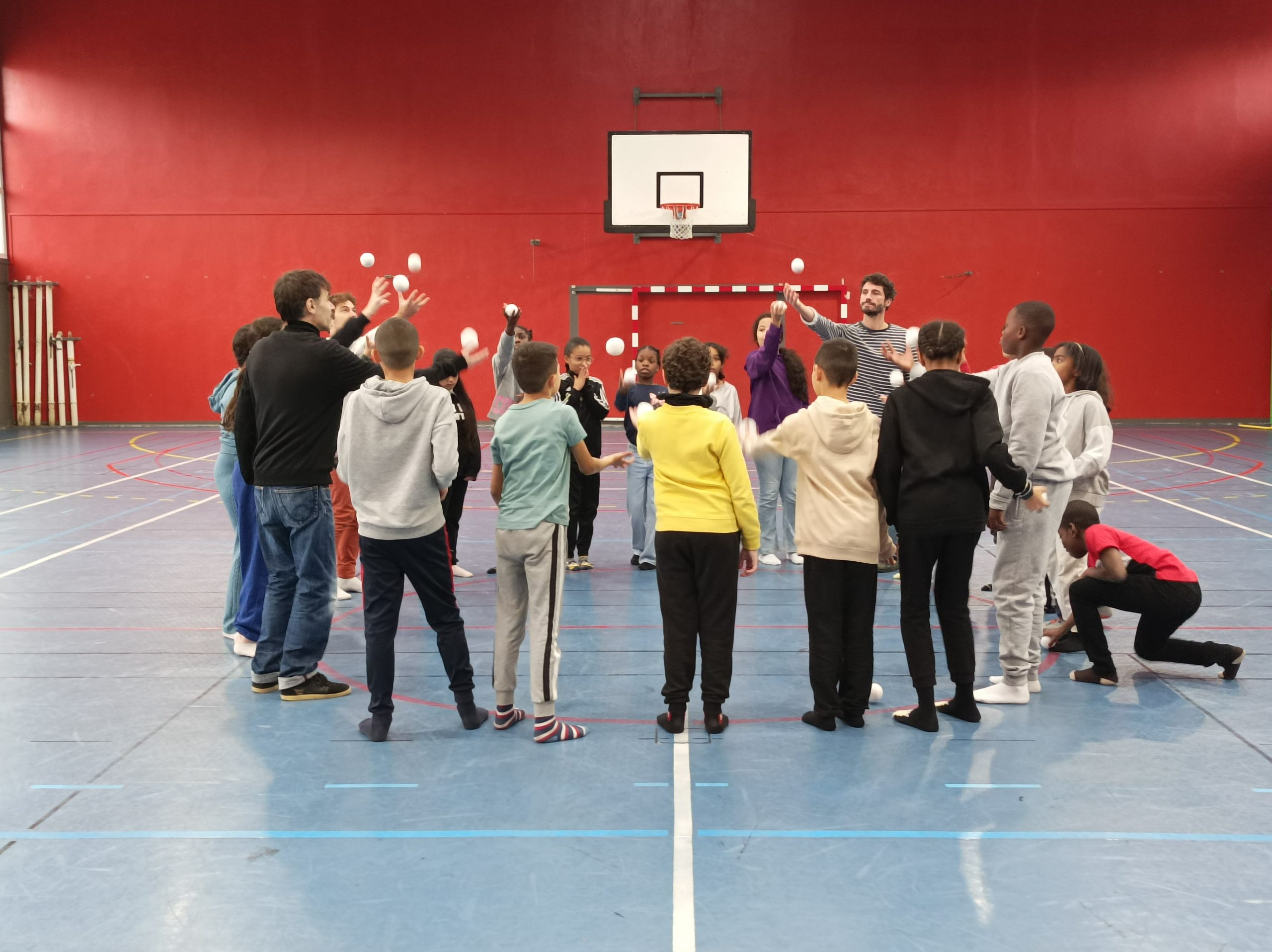 Le Collectif Petit Travers jongle avec les élèves de Villeurbanne © Louise Reymond