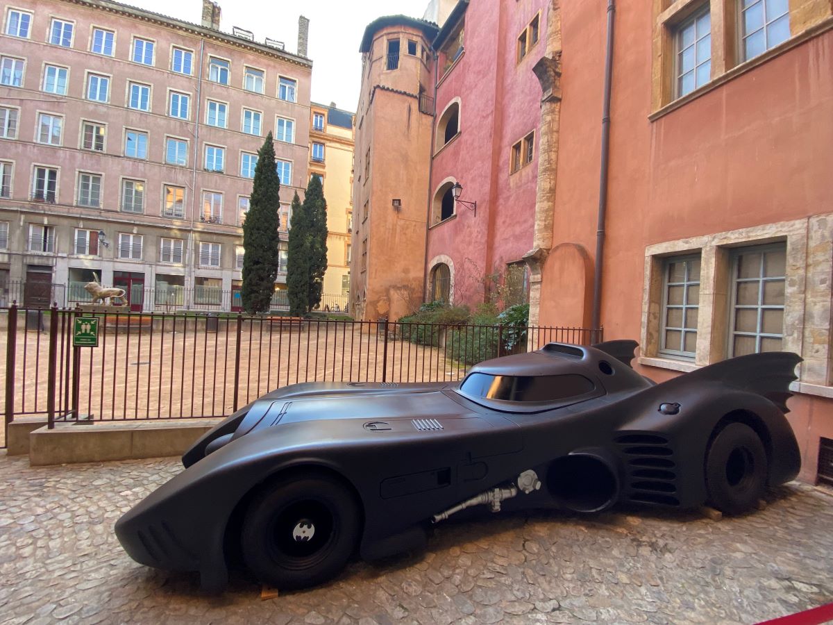 Batmobile dans la cour du musée cinema et miniature à Lyon