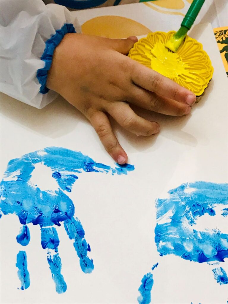 main d'enfant en train de peindre