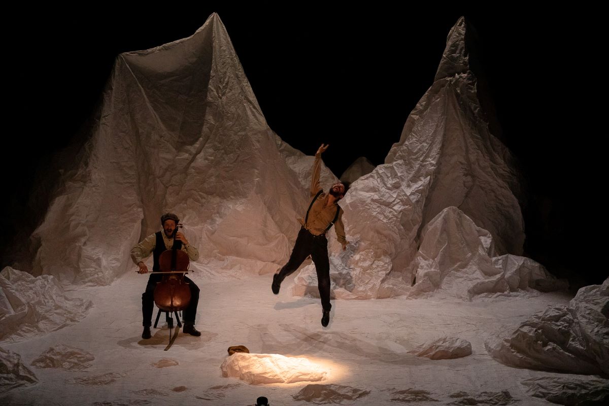 deux hommes dans un décor de glace dans le spectacle Chechako