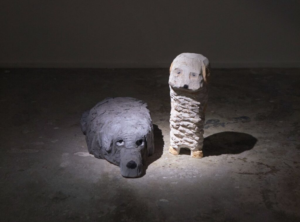 deux sculptures de chiens de Nicolas Jullien à la galerie Slika