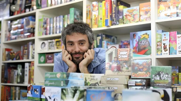 Florent Toscano pose au milieu de jeux de société
