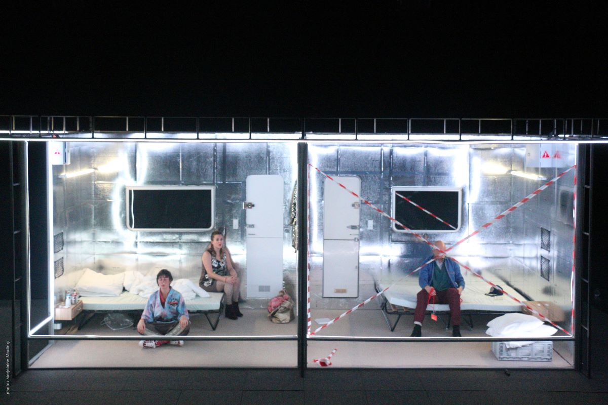 trois personnes assis dans un décor de motel argenté