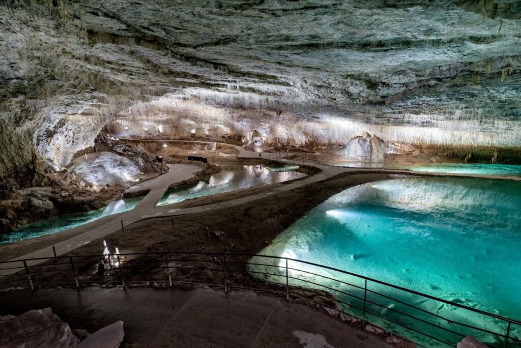 Intérieur de la grotte de Choranche en Isère