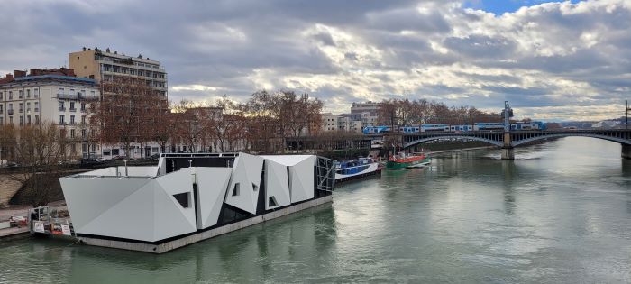 Théâtre flottant l'ILE O sur le Rhône à Lyon
