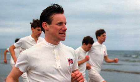 Jeunes hommes habillés de blanc qui courent sur la plage