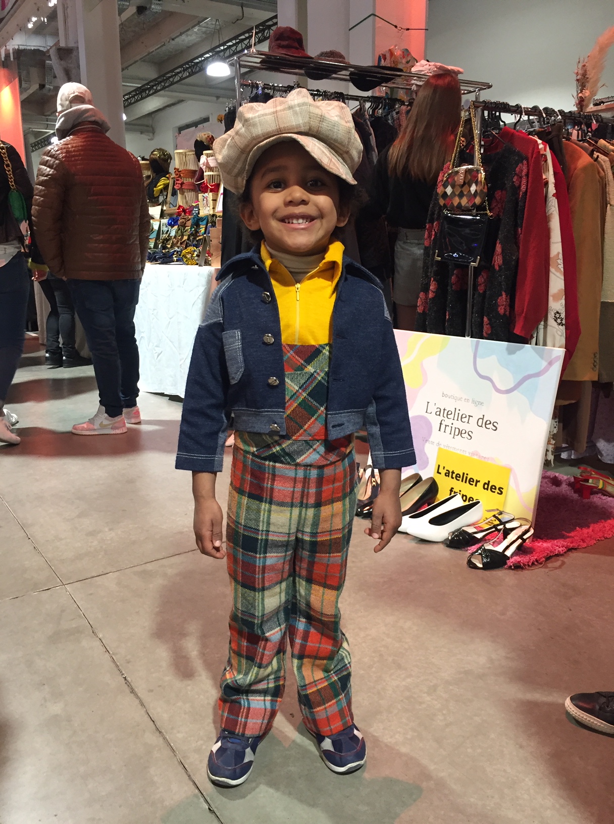Un enfant prêt pour la chasse au look au Marché de a mode vintage
