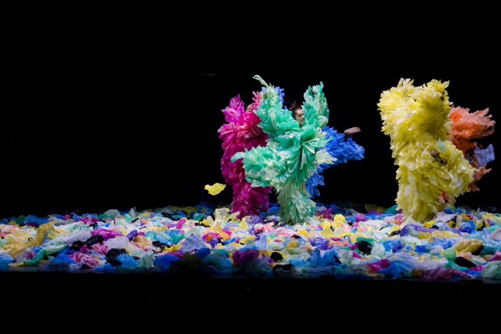 quatre silhouettes recouvertes de sacs plastique colorés