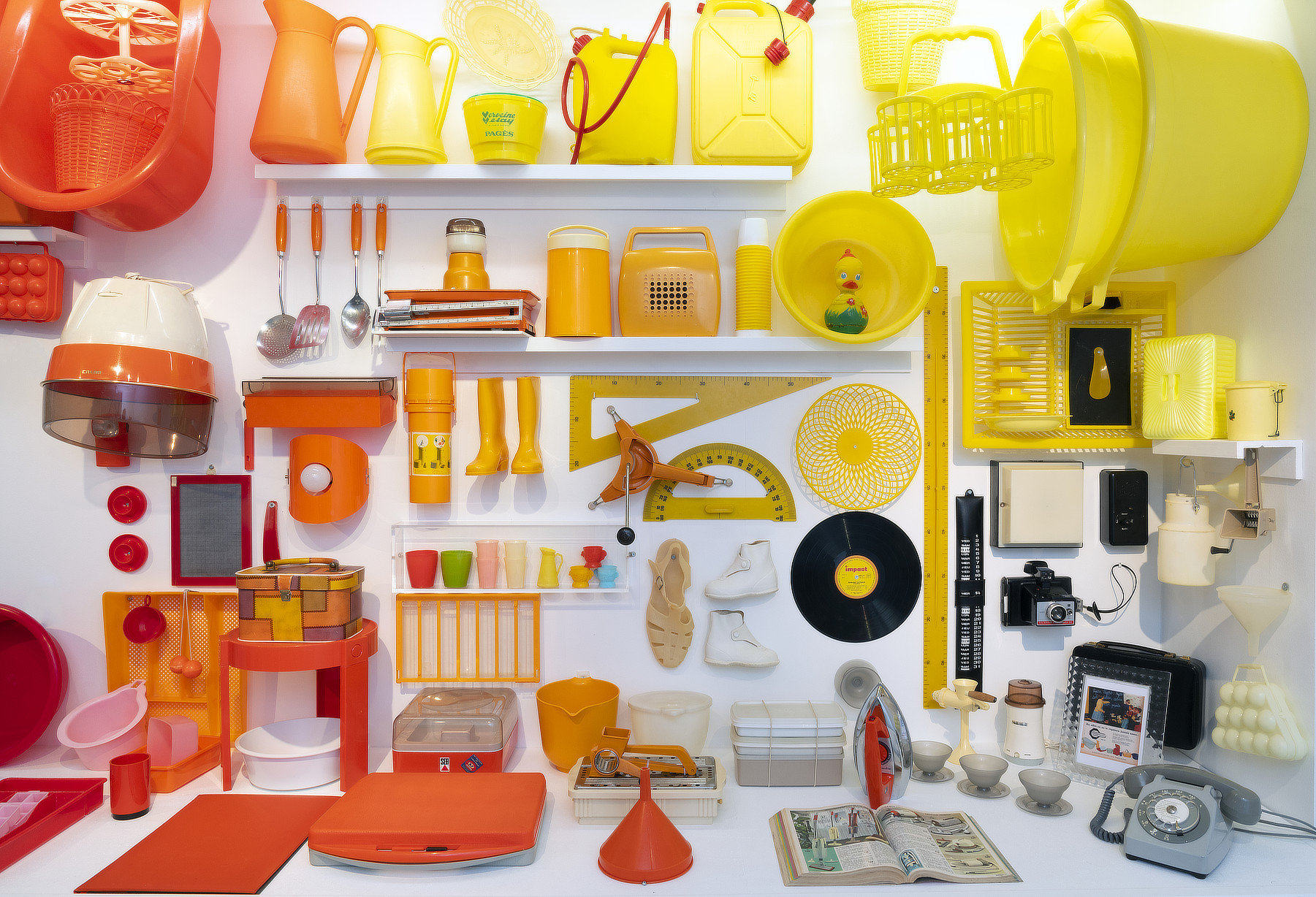 Divers objets Orange Jaune au format horizontal au musee urbain tony garnier