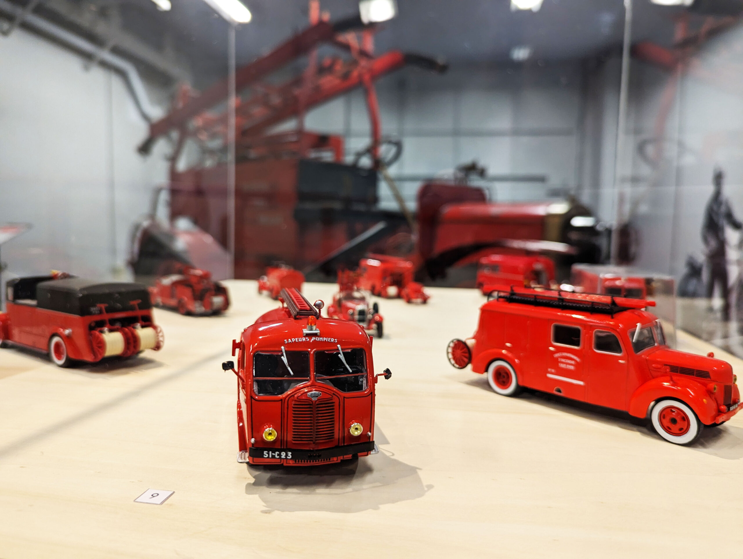 Le camion de pompier à l'honneur dans une exposition rutilante