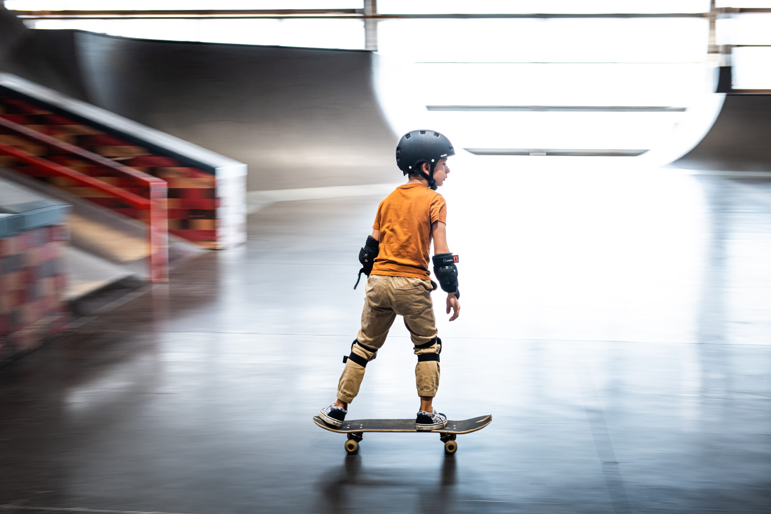 L'apprentissage de la petite fille en roller skate parc d'été