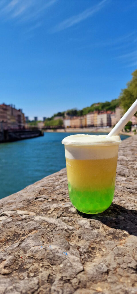 Un verre de bubble tea sur les quais de Saone à Lyon