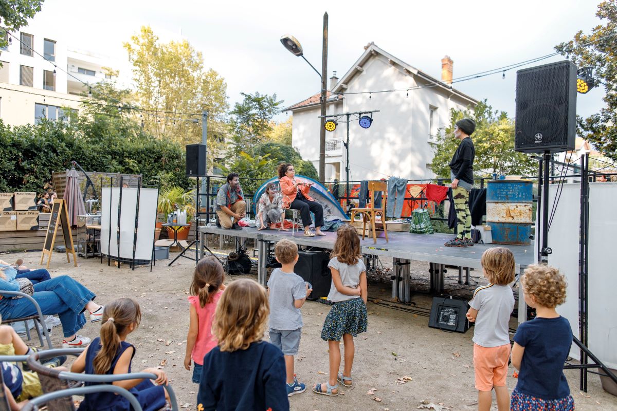des enfants assistent à un spectacle dans la cour du Taille Crayon à Villeurbanne