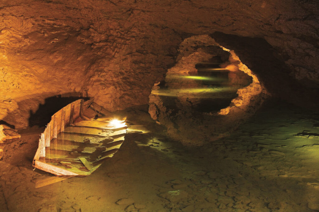 Grottes de la Balme lac souterrain