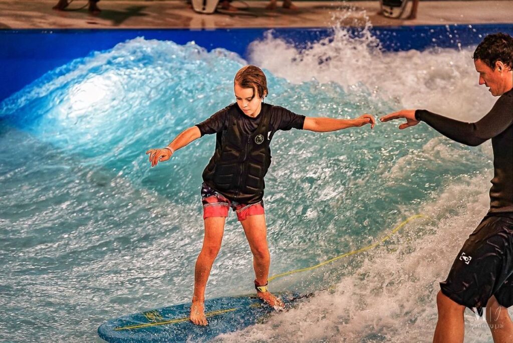Petit garçon en plein apprentissage de surf au City Surf Park de Decines
