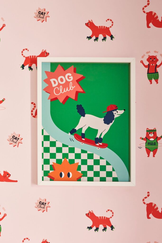 Affiche encadrée Dog Club sur fond papier peint collab Cha Cha Pop x 4Murs