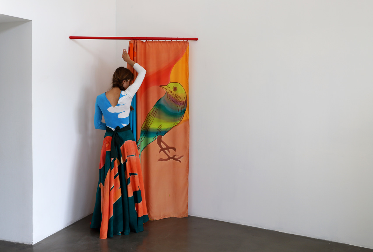 Charlotte Vitaioli devant l'une des oeuvres de son exposition La Noyée à la BF15