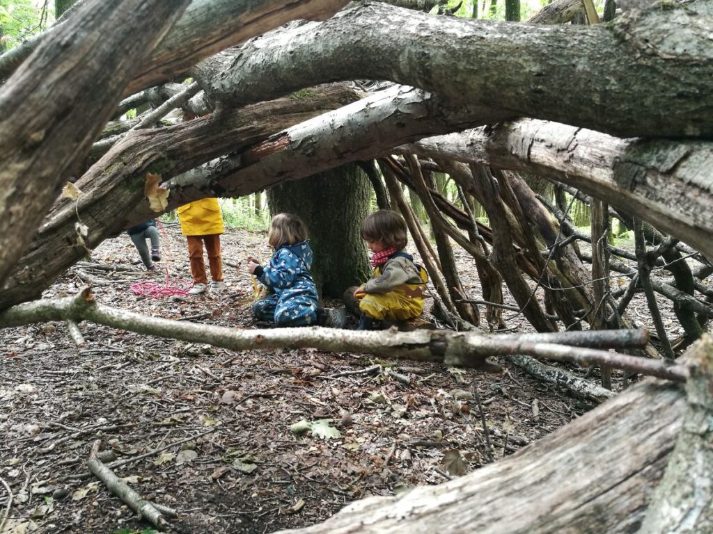 enfants dans les bois avec Les ateliers buissonniers de Viviane Millet