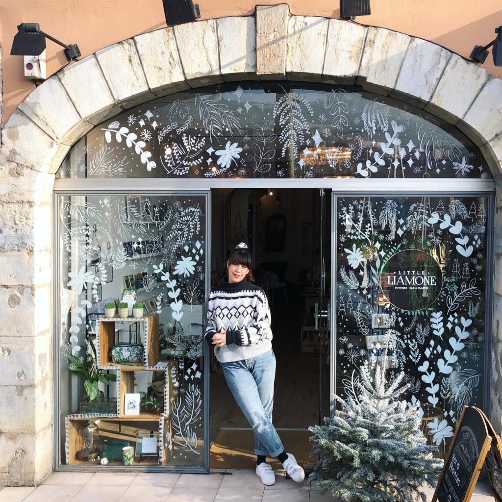Clara Port-Levet devant sa boutique Little Liamone à Lyon