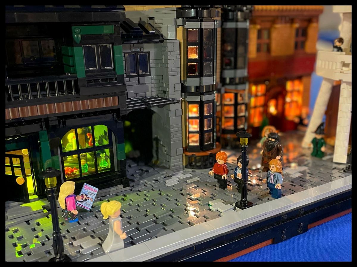 Installation de Lego à OctoGônes, la convention du jeu et de l'imaginaire, au Double Mixte de Villeurbanne