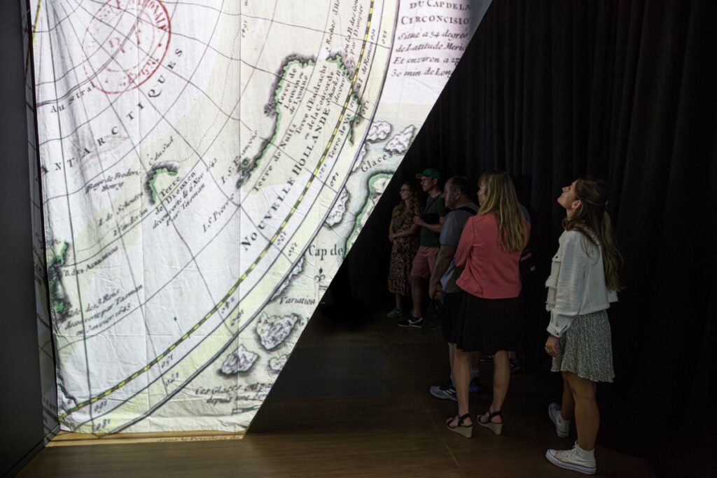 projection de cartes marines dans l'exposition Terra Incognita au musée des confluences