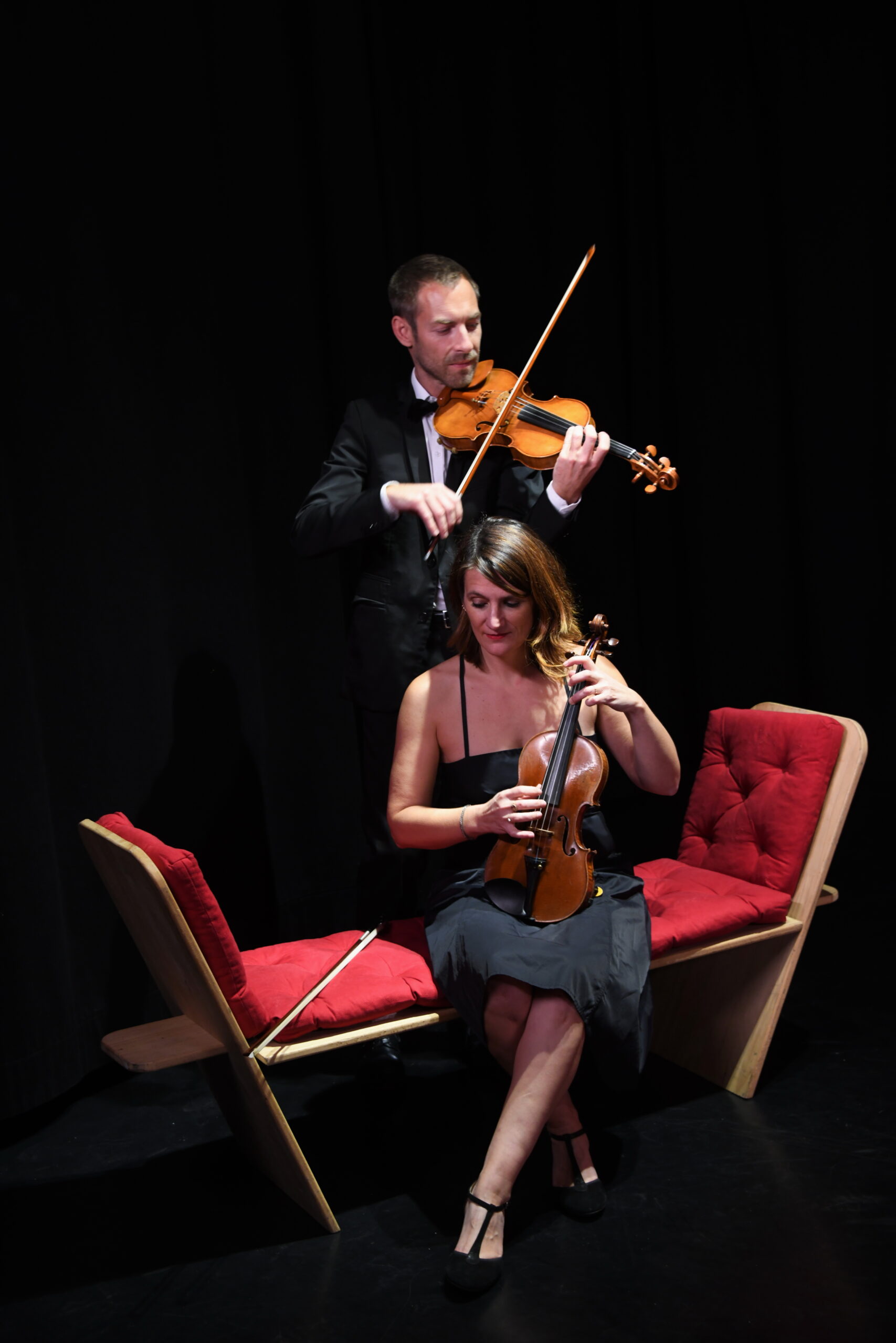 les violonistes Caroline Cuzin-Rambaud et Jason Henoc du concert 1air2violons à la Comédie Odéon