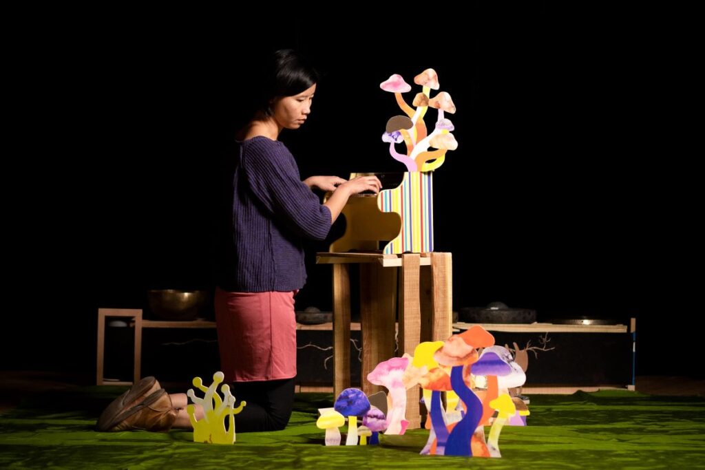 Ying-Yu Chang de l'ensemble Tactus dans la pièce Le silence des champignons