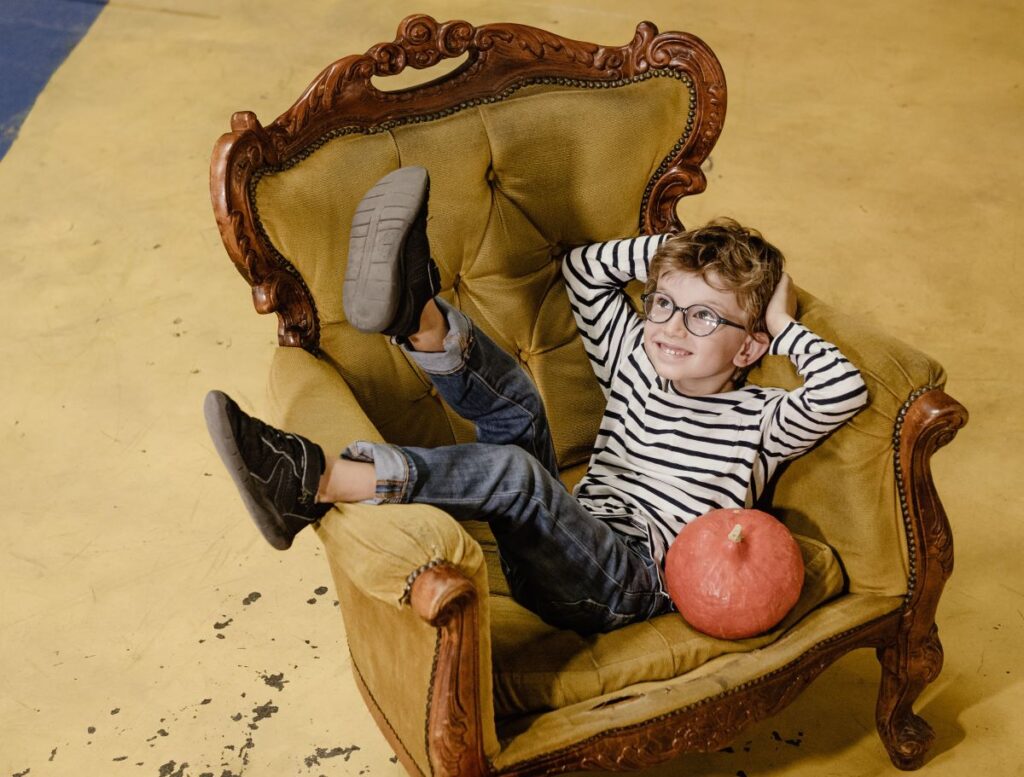 photo enfant dans un fauteuil citrouille par Maxime Gruss