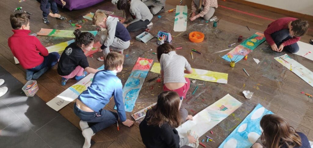 Les enfants en activité arts plastiques aux Enfants du Tarmac, Lyon 4e