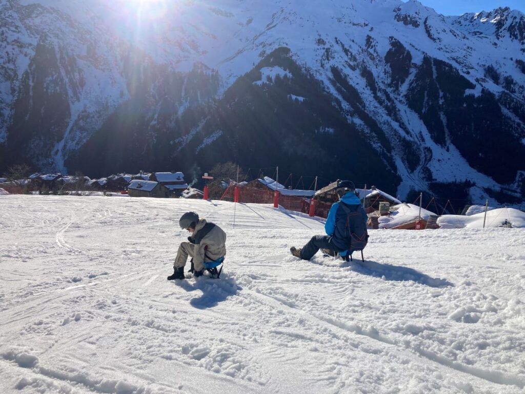 Un père et sa fille en yooner sur les pistes de Sainte-Foy la Tarentaise, Savoie