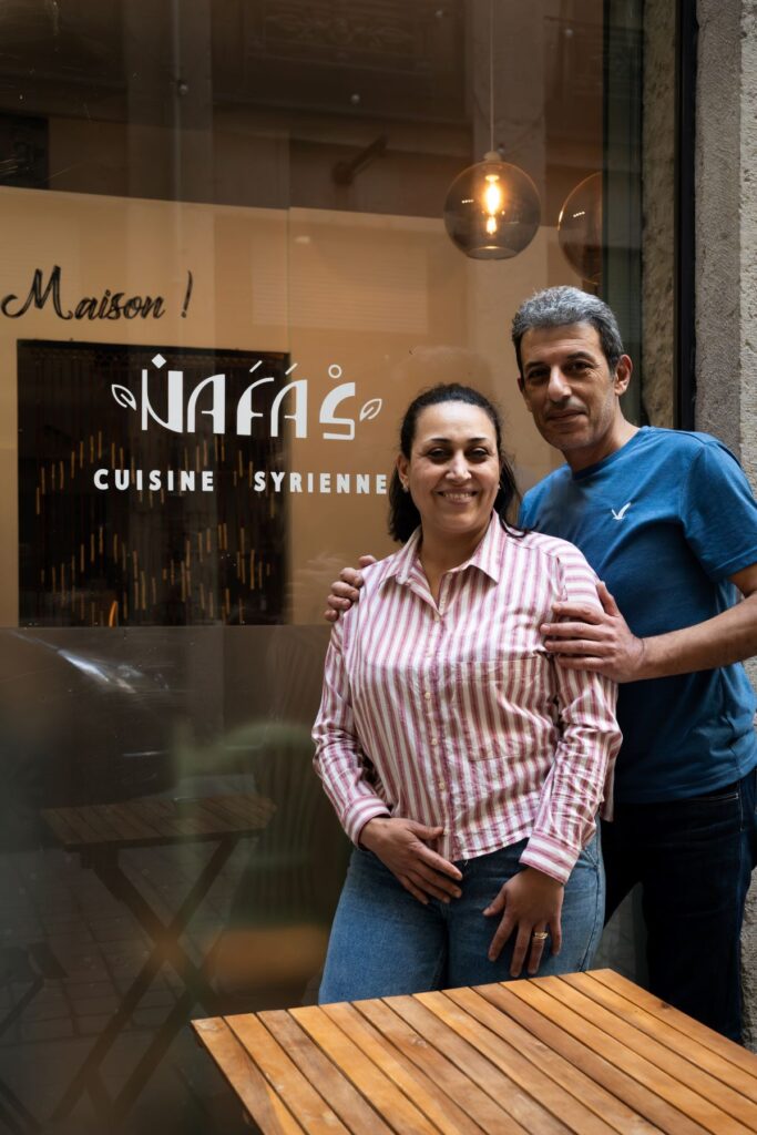Nawar et Ghassan devant leur restaurant syrien Nafas