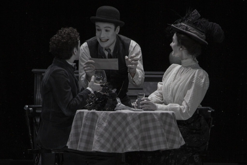 Smile spectacle en noir et blanc sur Charlie Chaplin