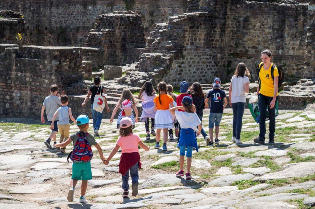 Les enfants ont accès aux jardins de Lugdunum pour un tas d'activités en lien avec le sport et l'antiquité romaine