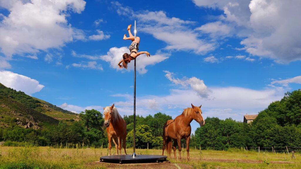 Atelier de cirque aux Cabanes du loup bleu, Ardèche