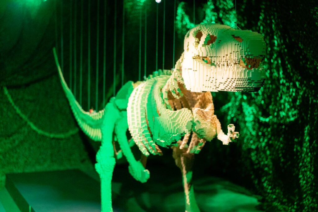 Dinosaures en briques Lego réalisé par Nathan Sawaya pour l'exposition The Art of the Brick
