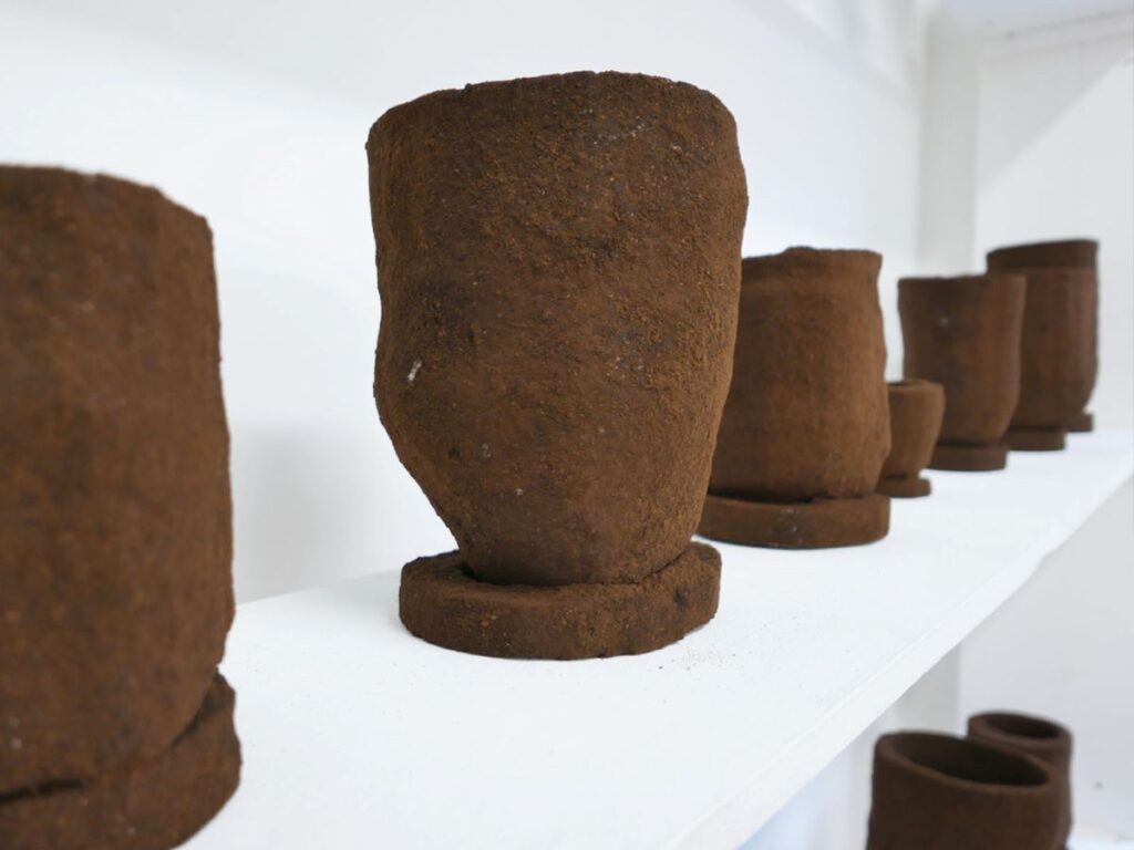 Vases en marc de café de Vincent Guillermin, exposition Zone Douce, chez Françoise Besson