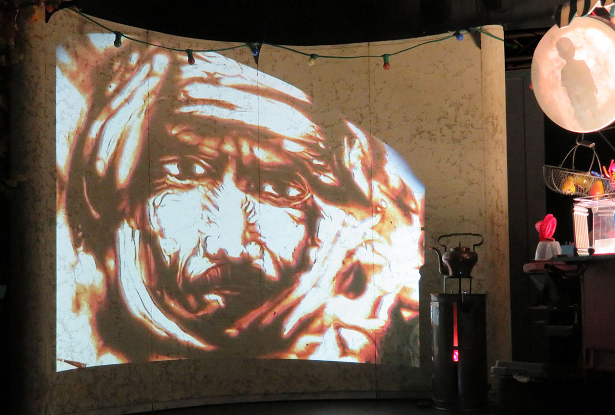 L'oeil du loup adapté dans un spectacle de théâtre d'ombre